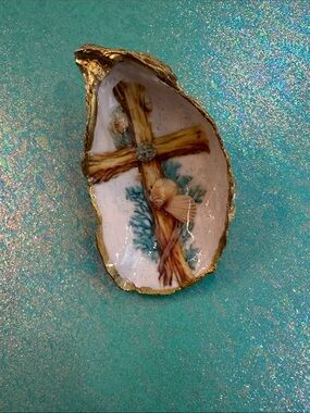 Cross Oyster Dish with Gold Fluid Foil Accent Rim and Shell